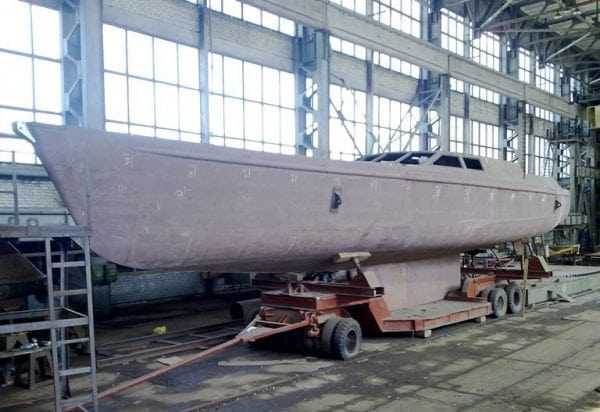 Корпус катера покрытый грунтовкой Грунт ЭП-057 используют для обработки металлических поверхностей морских и речных судов