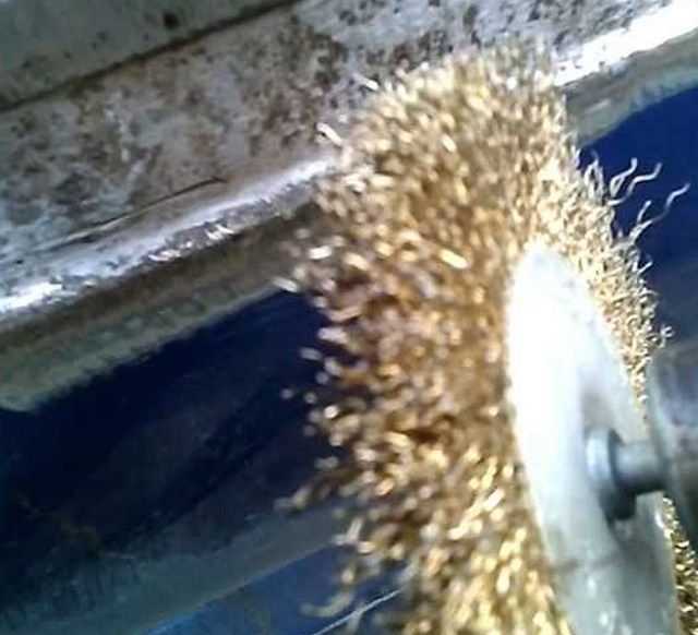 Старую краску и ржу счищают металлической щеткой-насадкой на электродрель очистка двери