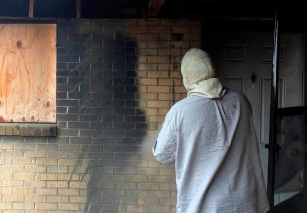 Очистка фасада от следов пожара Удаление копоти после пожара пескоструем