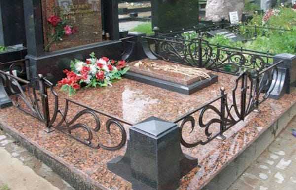Кованая ритуальная ограда Ограда могильная кованая
