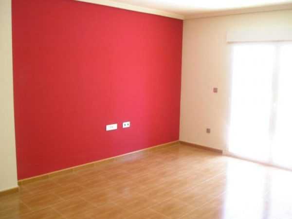 Покраска стен Окрашенные стены в комнате