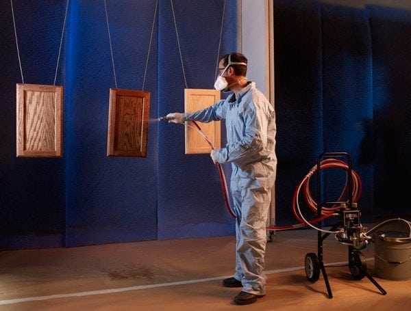 Окрашивание деревянных деталей из краскопульта Покраска дерева краскопультом