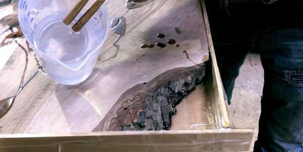 Процесс заливки смолой Опалубка для заливки столешницы