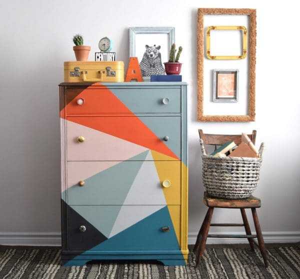 Крашеный комод Оригинальное оформление мебели