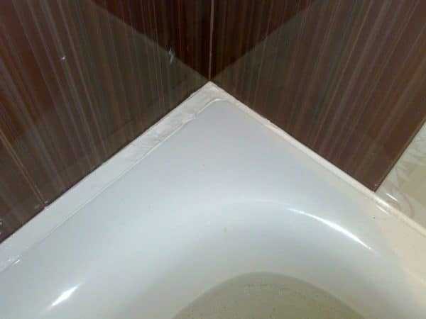 Заделка шва между ванной и стеной Перед герметизацией швов рекомендуется наполнить ванну водой