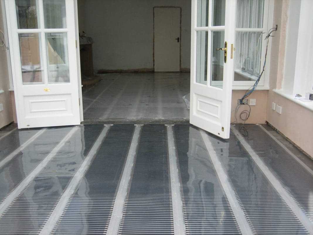 На пленочный теплый пол необходимо уложить полиэтелен Пленочный теплый пол под линолеум