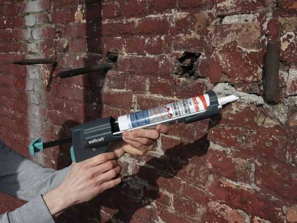 Заделка швов герметиком из пневмопистолета Применение пневмопистолета