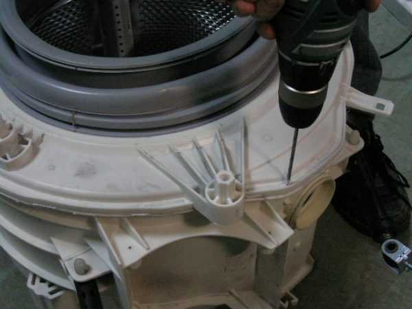 Сверление отверстий для крепления Починка неразборного бака