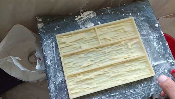 Рабочее место для исготовления искусственного камня Подготовка формы для отлива плитки