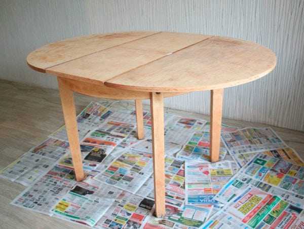 Стол на газетах Ошкуренный стол