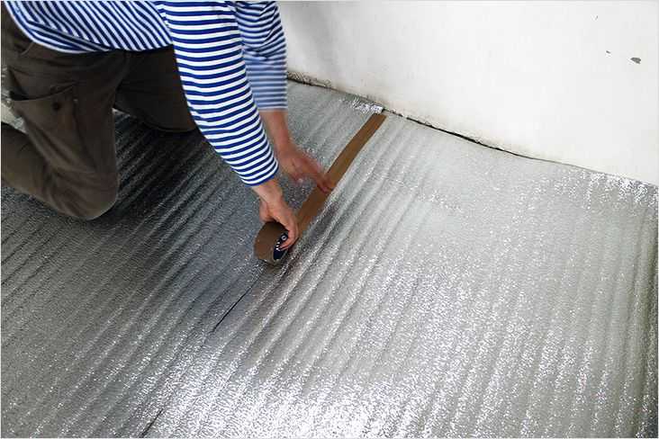 Укладка фольгированной теплоотражающей подложки Укладка подложки