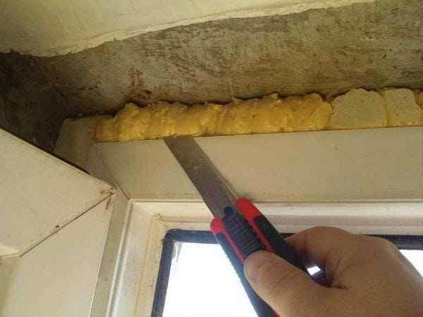 Подрезка пены Обрезка излишков монтажной пены