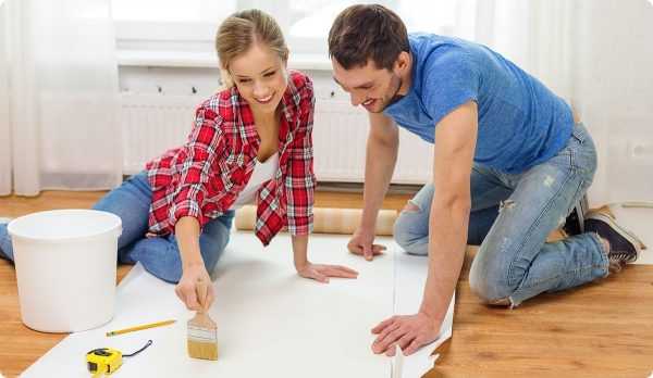 Нанесение клея на обои Поклейка обоев на Бустилат