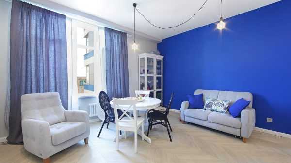 Обои под покраску в интерьере Покрашенные обои в гостиной