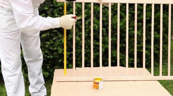 Мужчина красит кроватку детскую Красим кроватку краской