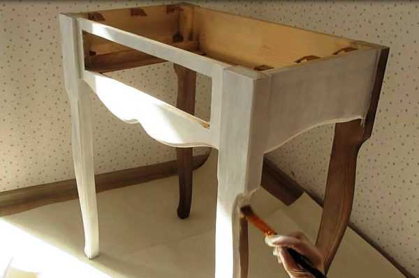 Нанесение краски кистью Покраска лакированного столика кистью