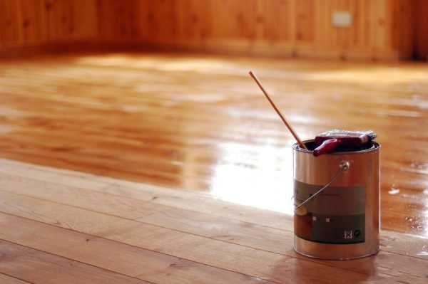 Покраска деревянного пола яхтным лаком Нанесение яхтного лака кистью