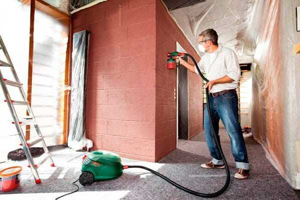 Покраска стен квартиры краскопультом Нанесение краски краскопультом