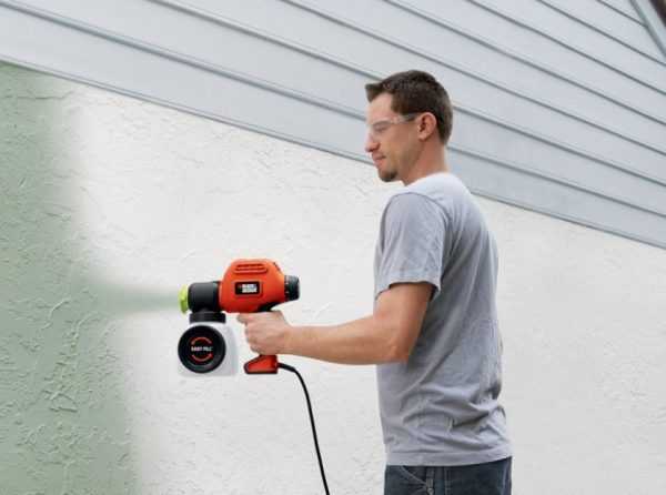 Нанесение краски с помощью распылителя Покраска стен краскопультом