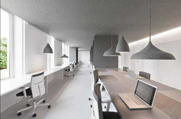 В кабинете прекрасно будет смотреться на стене серый цвет В кабинете стены выкрашены в серый цвет