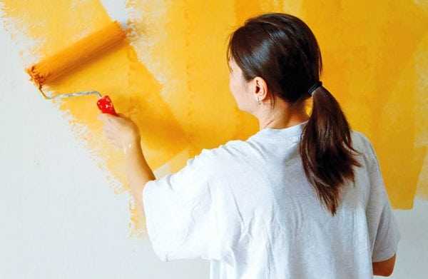 Красим стену водоэмульсионной краской Покраска стены валиком