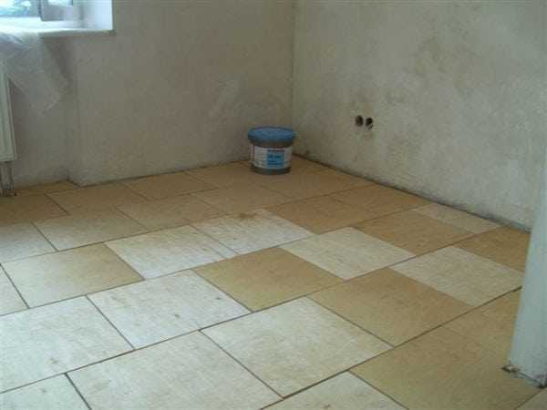 Фанерный пол Пол выложенный из листов фанеры