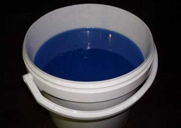 Пластиковое ведерко с полиэфирной смолой Полиэфирная смола является продуктом нефтехимии