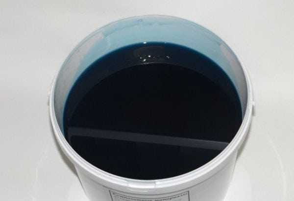 Подготовленная к использованию полиэфирная смола Полимеризация полиэфирной смолы происходи за счет реакции с отвердителем