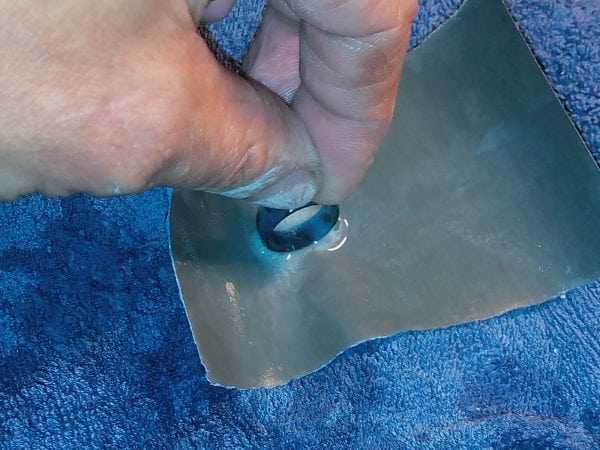 Обработка кольца из эпоксидки наждачной бумагой Полировка кольца из эпоксидной смолы