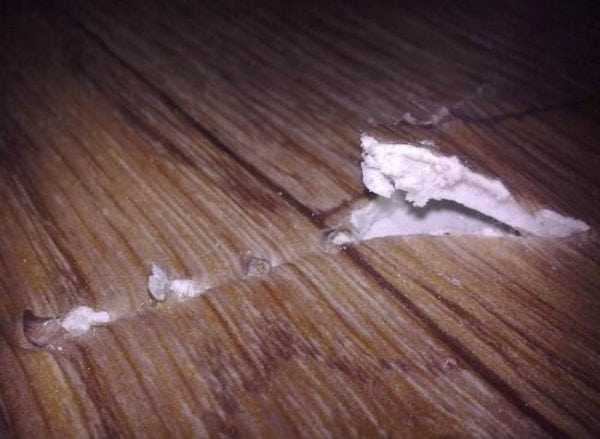 Повреждение напольного покрытия из ПВХ Порванный линолеум