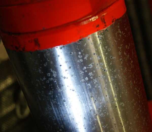 Причины появления точечной коррозии Механический износ металла