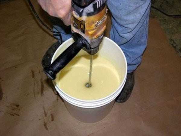 Замешивание эпоксидного лака Приготовление состава для наливного пола