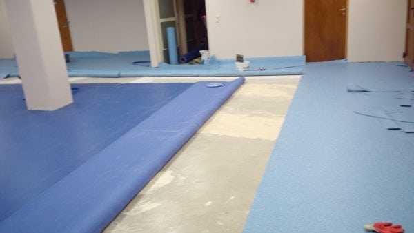 Приклейка линолеума к бетону Укладка линолеума на покрытие из бетона