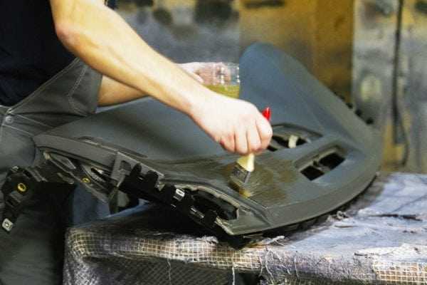 Применение клея 888 Нанесение кистью клея 888