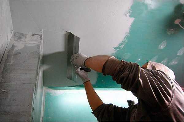 Нанесение шпаклевочной смеси на потолок Процесс шпаклевания потолка