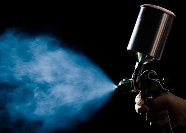 Распыление лака на пробник Проверка распыления краскопульта