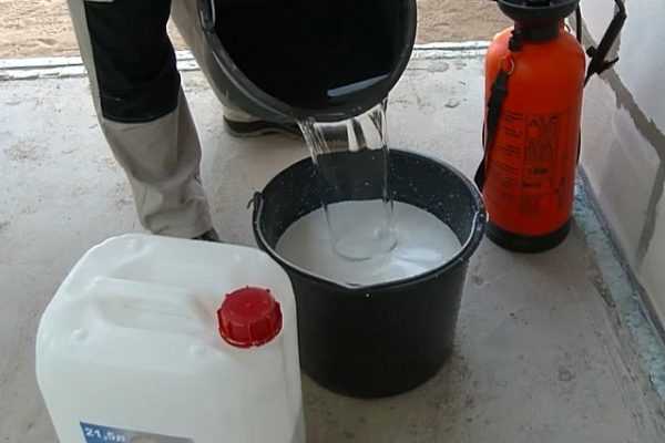 Разбавление акриловой краски водой Состав должен быть нужной консистенции