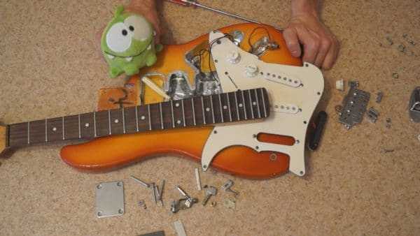Электрогитара разобранная Разборка инструмента