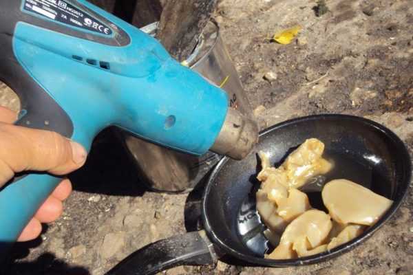 Разогрев смеси феном Для расплавления средств можно воспользоваться строительным феном