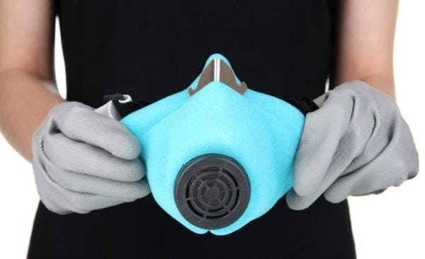 Респиратор и перчатки При покраске пластиковых окон нужно использовать средства защиты