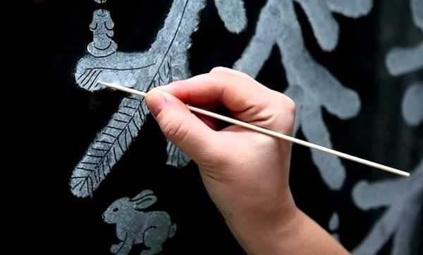 Рисование на окнах Выполнить рисунки на окнах можно зубной пастой