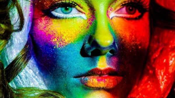 Рисунок на лице сухими красками