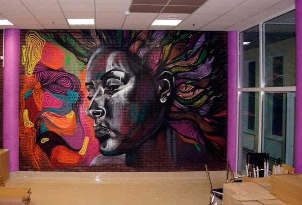 Рисунок на кирпичной стене Декор аэрозольными красками стены из кирпича