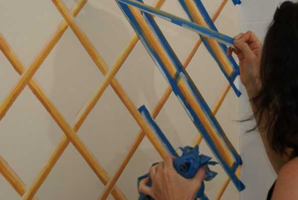 Покраска с помощью малярной ленты Рисунок на стене малярным скотчем