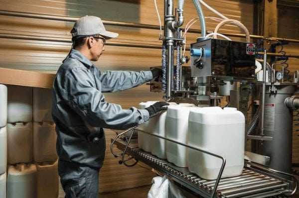 Розлив лака в тару Розлив нитроцеллюлозного лака по канистрам