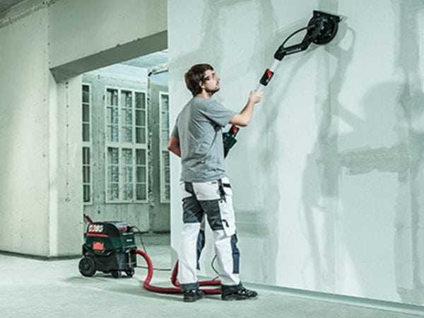 Шлифовка стен Обработка стен после шпаклевки шлифовальной машиной