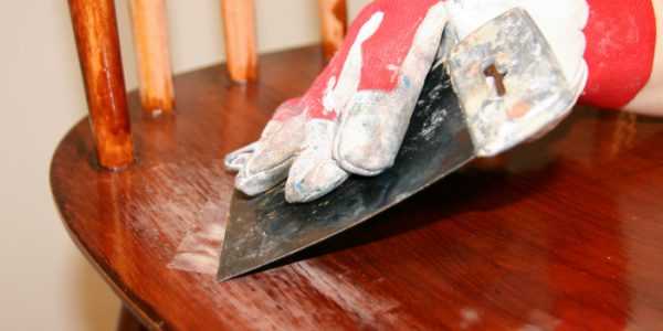 Шпаклевка старой мебели Заделка сколов и царапин на мебели