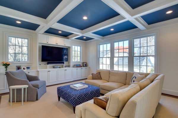 Голубой потолок Синий потолок в зале