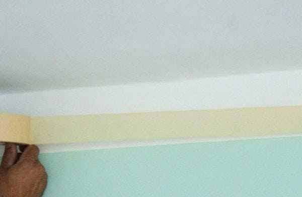 Защита потолка от краски скотчем Поклейка малярного скотча