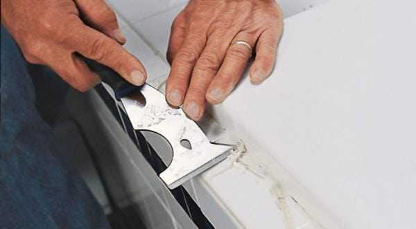 Механическое уделение силиконового герметика Снятие остатков герметика с помощью специального ножа